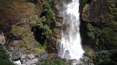 Şelale Himalayalar dron görünümünden hava dan Nepal aralığı