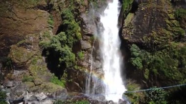 Şelale Himalayalar dron görünümünden hava dan Nepal aralığı