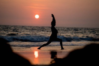 Okyanus maliyet ve gün batımı Hindistan Yoga siluet
