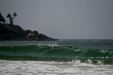 Okyanus Sahili dalgalar ve kayalar ile