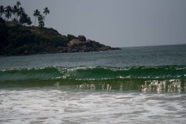 Okyanus Sahili dalgalar ve kayalar ile