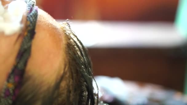 Аюрведический массаж Широдхара в Индии — стоковое видео