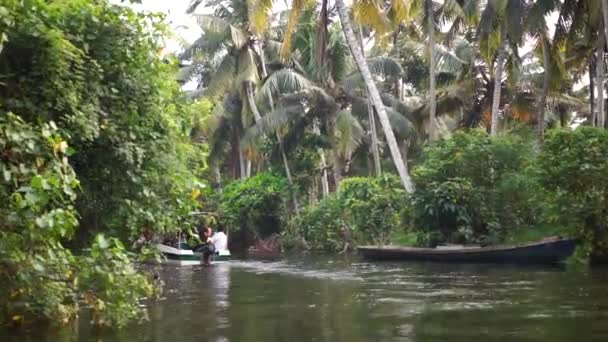 Lodě a palmy stojaté vody v Indii Timelapse — Stock video