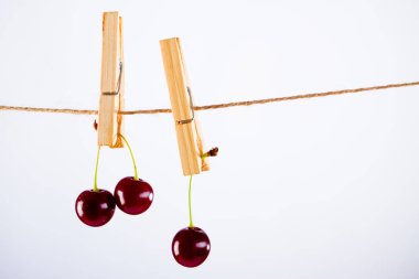 Kiraz ve ip kelepçe beyaz zemin üzerine