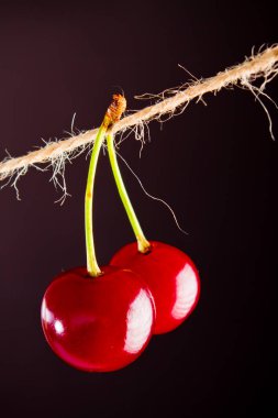 Kiraz ve ip ile kelepçe siyah