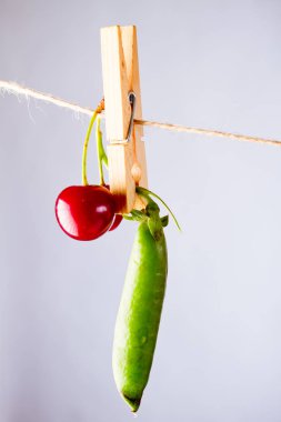 Yeşil bezelye ve ip kelepçe beyaz zemin üzerine