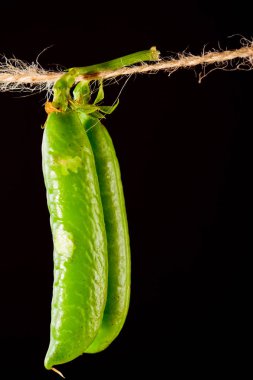 Yeşil bezelye ve ip kelepçe siyah zemin üzerine