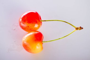 Kiraz ve beyaz kelepçe ile ipi