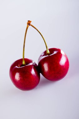 Kiraz ve beyaz kelepçe ile ipi