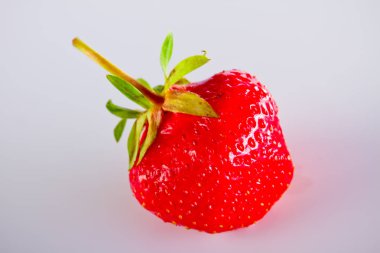 Beyaz arkaplanda kırmızı çilek