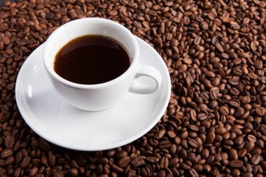 Beyaz fincan kahve kahve çekirdekleri arka planlar