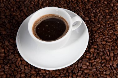 Beyaz fincan kahve kahve çekirdekleri arka planlar