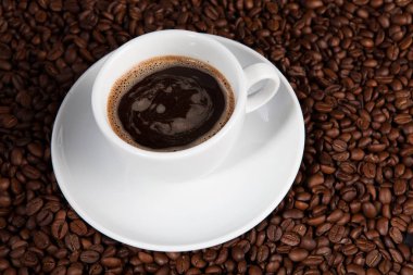 Beyaz fincan kahve kahve çekirdekleri arka planlar