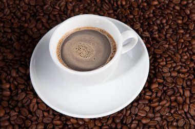 Beyaz fincan kahve kahve çekirdekleri arka planlar