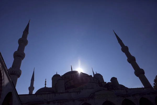 Силуэты Голубой мечети, Стамбул Турция — стоковое фото
