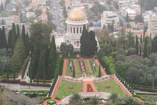 Храм Баба и террасы во Всемирном центре Бахая в Хайфе, Израиль — стоковое фото