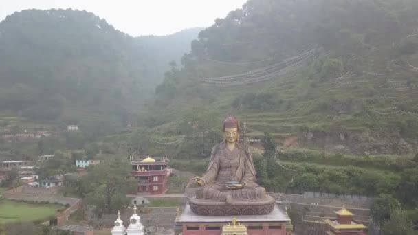 2018 년 10 월 16 일에 확인 함 . View of Statue Temple of Guru Padmasambhava, Kathmanu valley, Kathmanu Valley, 2017 년 10 월 16 일 — 비디오