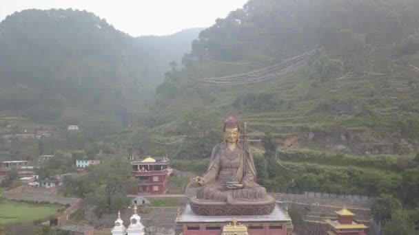 Pohled na chrám sochy guru Padmasambhavy, údolí Káthmándú, Nepál - 16. října 2017 — Stock video