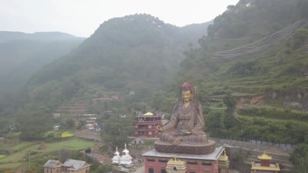 Zicht op Standbeeld Tempel van Guru Padmasambhava, Kathmandu vallei, Nepal - 16 oktober 2017 — Stockvideo