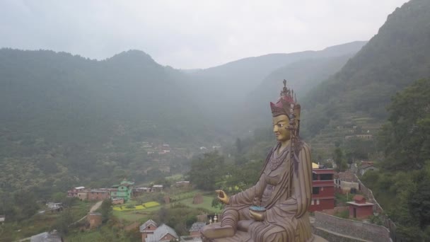 Blick auf den Statuentempel von Guru Padmasambhava, Kathmandu-Tal, Nepal - 16. Oktober 2017 — Stockvideo