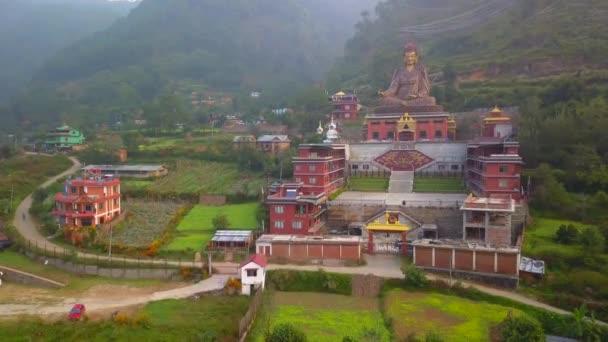 Vista do Templo da Estátua de Guru Padmasambhava, vale de Kathmandu, Nepal - 16 de outubro de 2017 — Vídeo de Stock