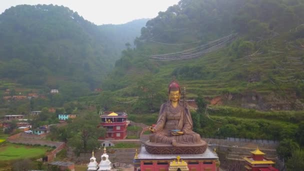 Pohled na chrám sochy guru Padmasambhavy, údolí Káthmándú, Nepál - 16. října 2017 — Stock video