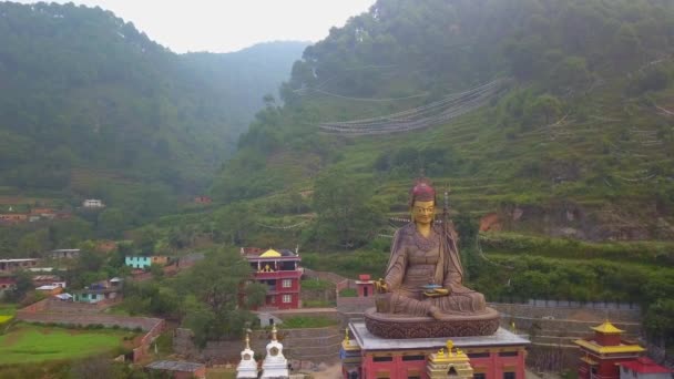 Vue de la statue Temple du Guru Padmasambhava, vallée de Katmandou, Népal - 16 octobre 2017 — Video