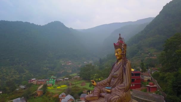 Blick auf den Statuentempel von Guru Padmasambhava, Kathmandu-Tal, Nepal - 16. Oktober 2017 — Stockvideo