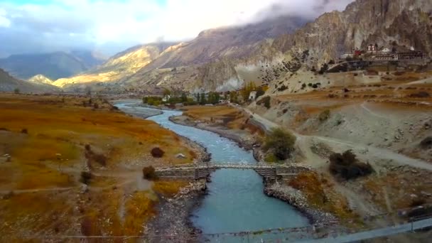 Río en la cordillera del Himalaya Nepal desde Vista aérea desde el dron — Vídeos de Stock