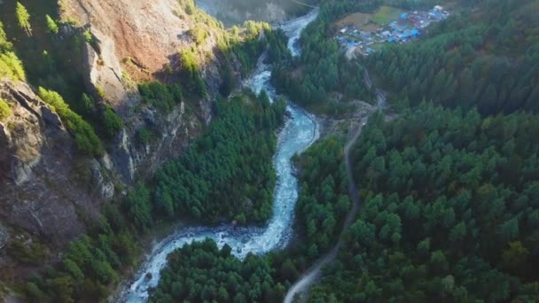 Řeka v Himalájích v rozsahu Nepálu z leteckého pohledu z DRONY — Stock video