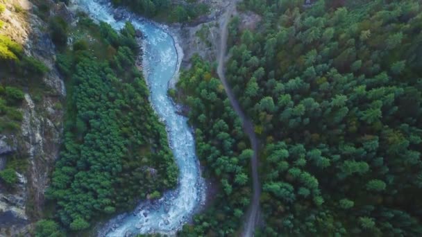 Rivier in Himalaya Nepal variëren van lucht uitzicht vanaf drone — Stockvideo