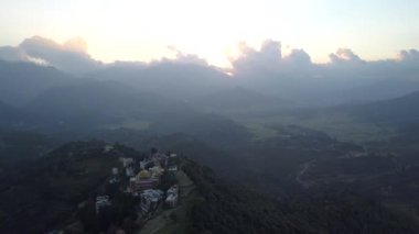 Günbatımı dağ Vadisi Himalaya Dağları'nda yukarıda