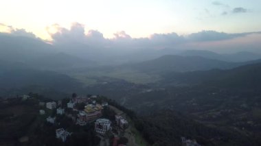 Günbatımı dağ Vadisi Himalaya Dağları'nda yukarıda