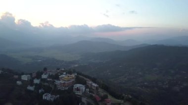 Günbatımı dağ Vadisi Himalaya Dağları'nda yukarıda