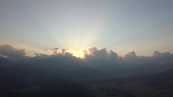 Günbatımı dağ Vadisi Himalaya Dağları'nda yukarıda — Stok video