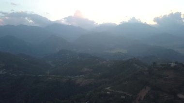 Günbatımı dağ Vadisi Himalaya Dağları'nda yukarıda