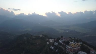 Günbatımı dağ Vadisi Himalaya Dağları'nda yukarıda