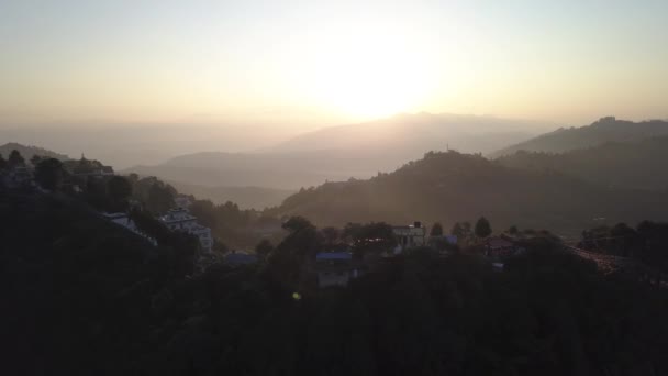 Tramonto sopra la montagna nella valle Montagne dell'Himalaya — Video Stock