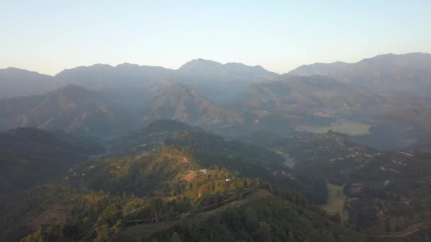 Solnedgången över bergen i dalen Himalaya bergen — Stockvideo