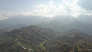 Günbatımı dağ Vadisi Himalaya Dağları'nda yukarıda