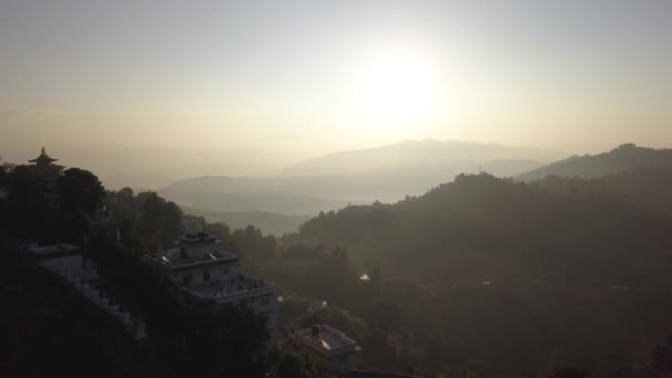 Solnedgången över bergen i dalen Himalaya bergen — Stockvideo