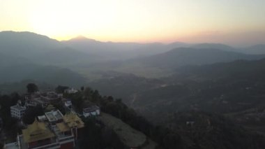 Günbatımı dağ Vadisi Himalaya Dağları'nda yukarıda