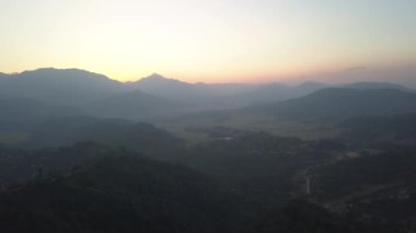 Günbatımı dağ Vadisi Himalaya Dağları'nda yukarıda