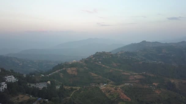 Solnedgången över bergen i dalen Himalaya bergen — Stockvideo