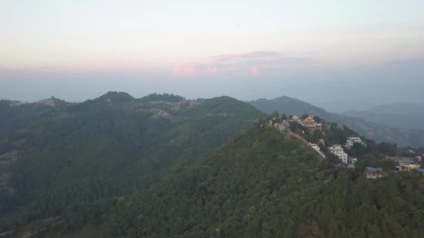 Solnedgången över bergen i dalen Himalaya bergen — Stockvideo