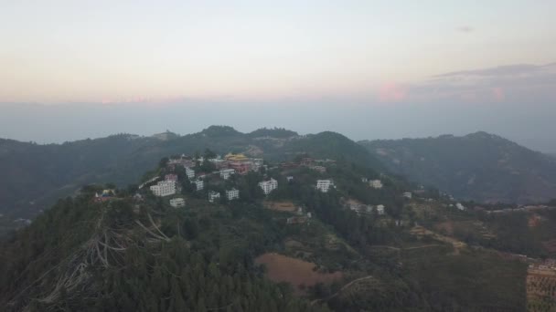 Zonsondergang boven de berg in vallei Himalaya gebergte — Stockvideo