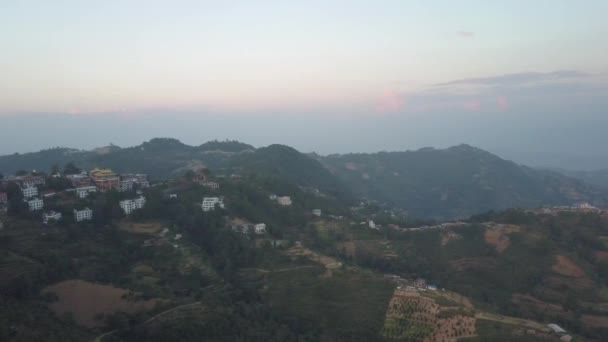 Zonsondergang boven de berg in vallei Himalaya gebergte — Stockvideo