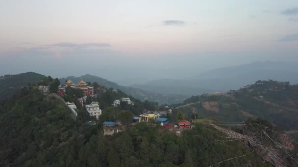 Solnedgången över bergen i dalen Himalaya bergen — Stockvideo