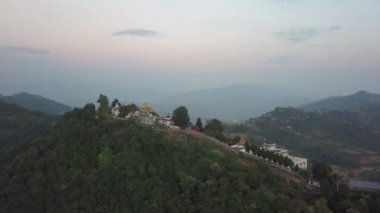 Günbatımı dağ Vadisi Himalaya Dağları'nda yukarıda