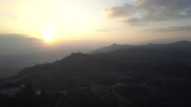Günbatımı dağ Vadisi Himalaya Dağları'nda yukarıda